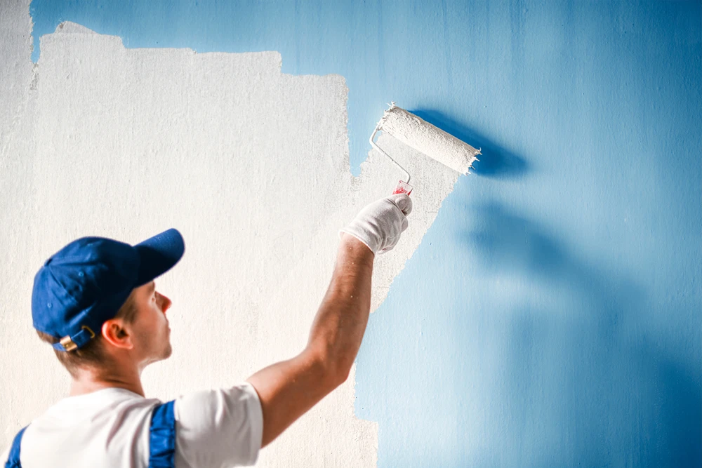 Painter-painting-a-wall-with-paint-roller